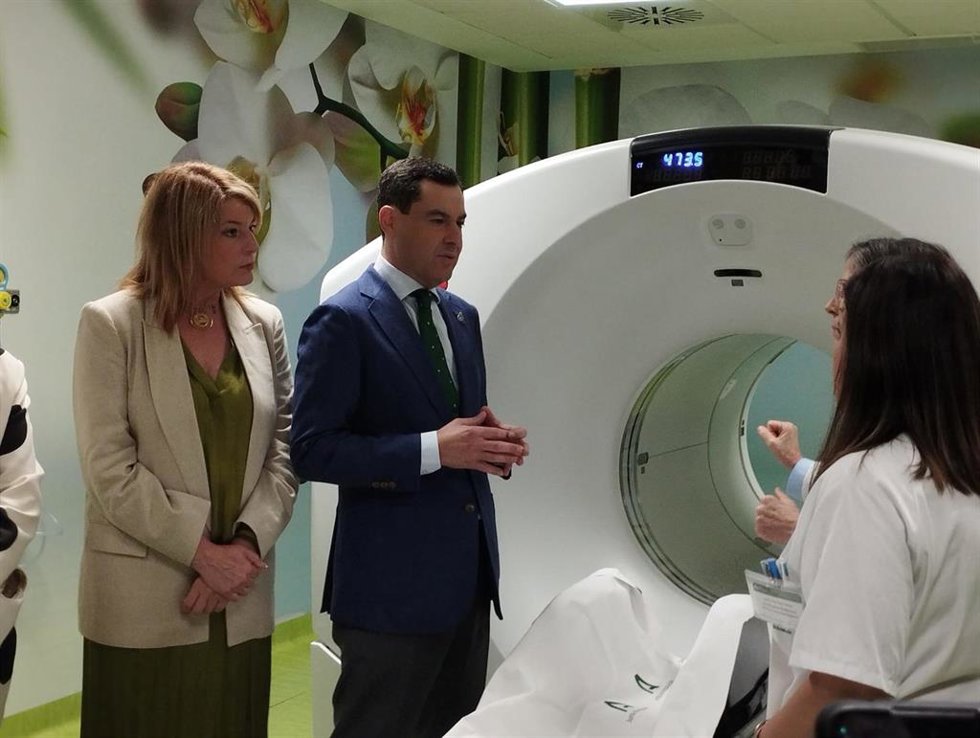 El presidente de la Junta de Andalucía, Juanma Moreno, junto a la alcaldesa de Huelva, Pilar Miranda, en la inauguración del nuevo PET-TC del Hospital Juan Ramón Jiménez de Huelva.