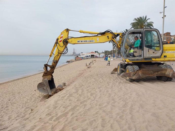 Comencen a desmantellar les fonamentacions de les platges de Badalona (Barcelona) després dels temporals