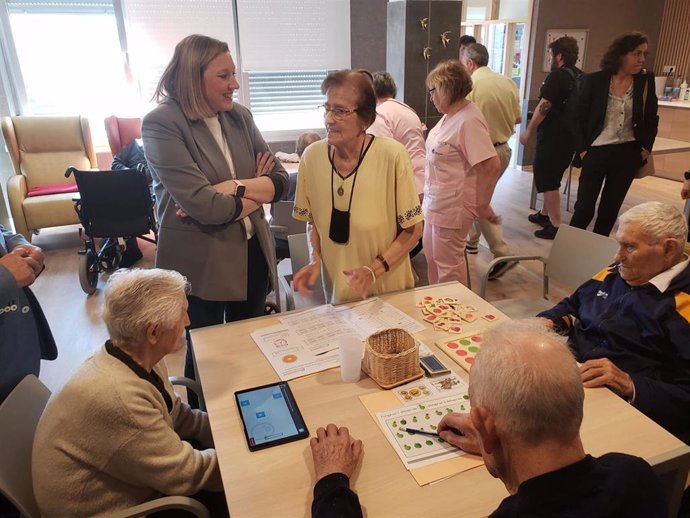 La consejera de Familia en su visita a la remodelada residencia San Lorenzo de Segovia,