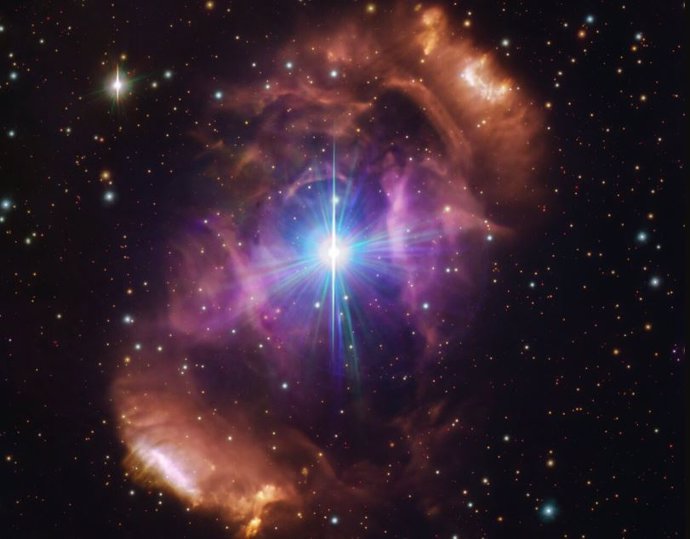 La nebulosa (NGC 6164/6165) que rodea a HD 148937 vista en luz visible