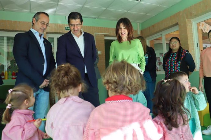 El vicepresidente segundo del Gobierno de Castilla-La Mancha, José Manuel Caballero, visita a la Escuela Municipal Infantil 'Gallifantes' de Poblete.