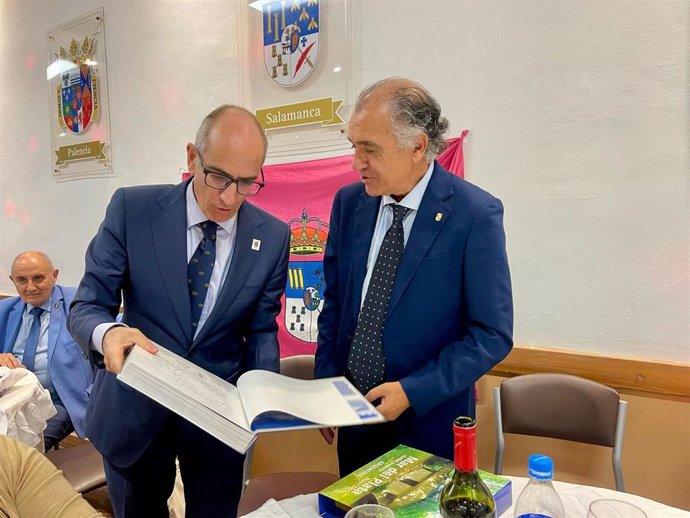 El presidente de la Diputación de Salamanca, Javier Iglesias (i), y el presidente del Centro en Mar de Plata, José Martín Zote (d), en Argentina