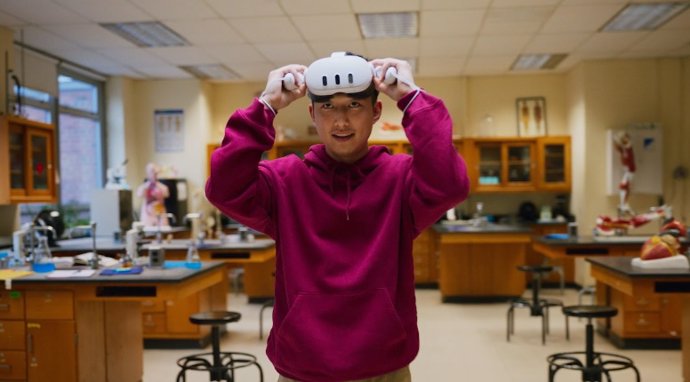 Una persona en un laboratorio con un casco de RV Meta Quest