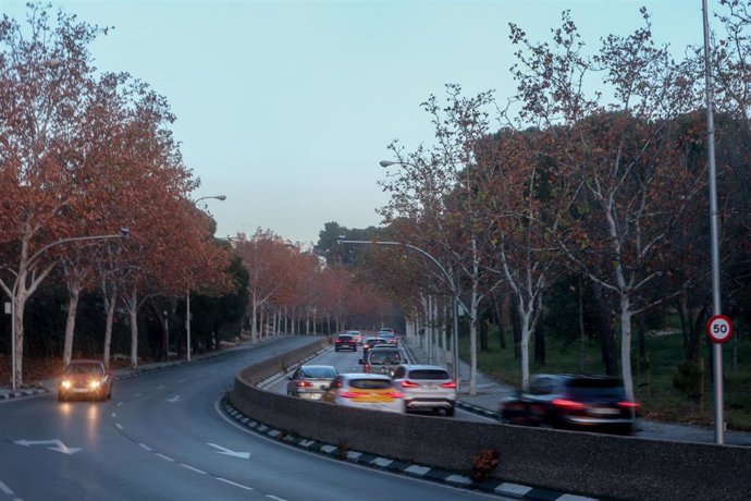 Archivo - Varios coches pasan junto a un radar de tramo en la calle Sinesio Delgado, a 27 de diciembre de 2023, en Madrid (España). Los radares de tramo en dos direcciones de la calle Sinesio Delgado, en el distrito de Moncloa-Aravaca, comienzan a multar 