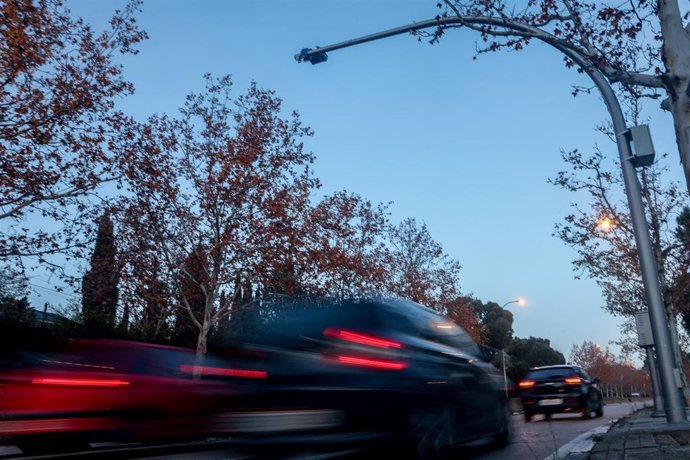 Archivo - Varios coches pasan junto a un radar de tramo en la calle Sinesio Delgado, a 27 de diciembre de 2023, en Madrid (España). Los radares de tramo en dos direcciones de la calle Sinesio Delgado, en el distrito de Moncloa-Aravaca, comienzan a multar 