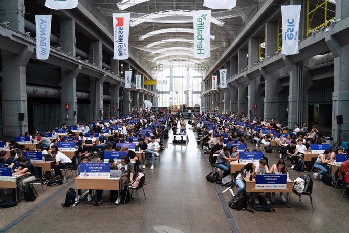 Archivo - Diez jóvenes extremeños competirán por el título de mejor empresario virtual del país este viernes Madrid 