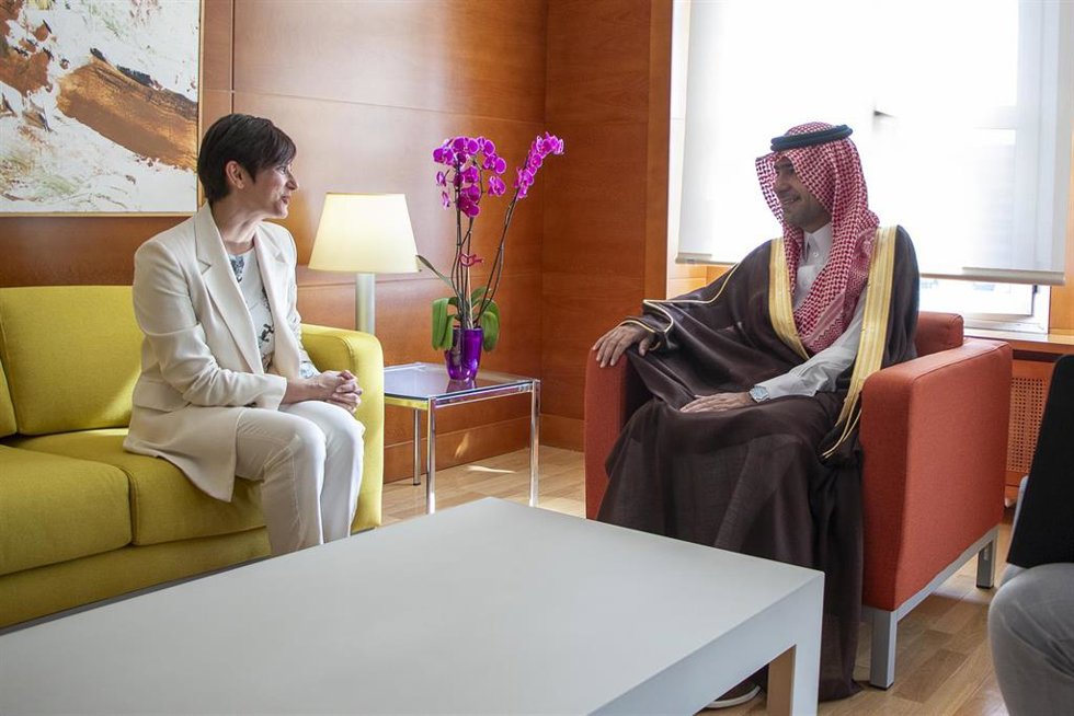 La ministra de Vivienda y Agenda Urbana, Isabel Rodríguez, y el ministro de Asuntos Municipales, Rurales y Vivienda del Reino de Arabia Saudí, Majed Al Hogail, durante un encuentro este lunes en Madrid en la sede del Ministerio. A 15 de abril de 2024.