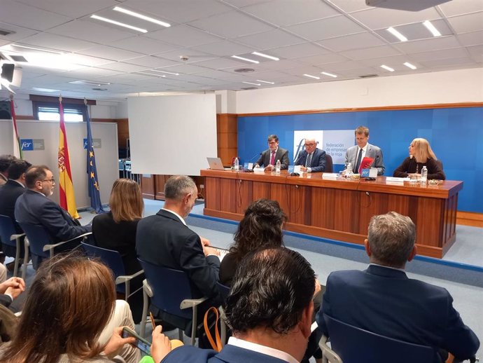 El embajador de Reino Unido en España mantiene un encuentro con el sector empresarial en la FER