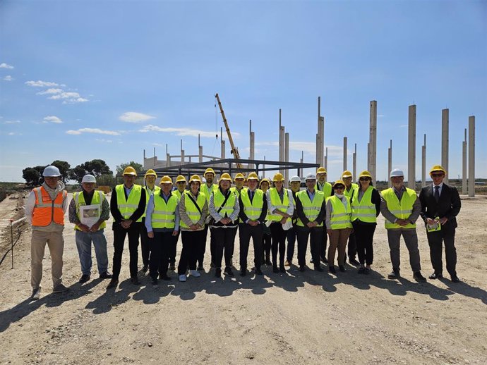 En el centro, el consejero Mikel Irujo, junto al resto de participantes en la visita.