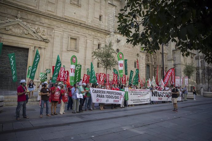 Archivo - CCOO, UGT y CSIF en una movilización por demanda de mejoras en la sanidad pública de Andalucía, en un imagen de archivo.