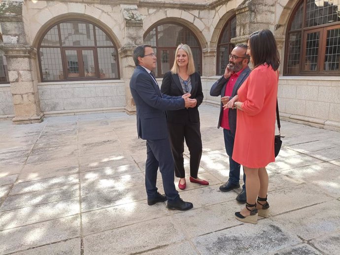Los presidentes de las diputaciones provinciales de Cáceres  y Badajoz con la directora ejecutiva de UNRWA