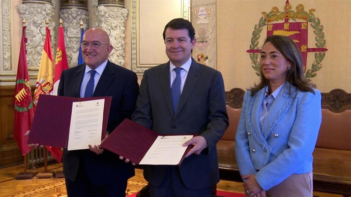 El alcalde de Valladolid, Jesús Julio Carnero, y el presidente de la Junta, Alfonso Fernández Mañueco, muestran el protocolo firmado para la remodelación de la estación de autobuses, acompañados por la consejera de Movilidad, María González Corral.