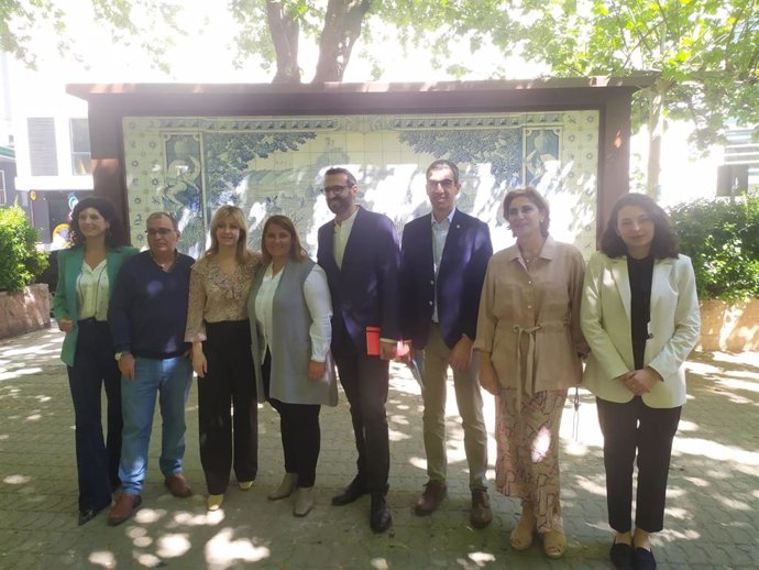 Los miembros del Grupo Parlamentario Socialista en las Cortes de Castilla-La Mancha junto a los ediles del PSOE en Talavera de la Reina.