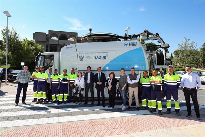 El alcalde presenta once nuevos vehículos de la empresa Tagus.