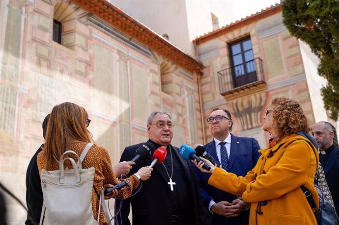 El arzobispo de Granada, José María Gil Tamayo, atiende a los medios en una imagen reciente