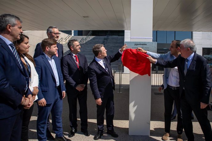 El presidente de Castilla-La Mancha, Emiliano García-Page, visita junto con el consejero de Fomento, Nacho Hernando, el alcalde de Illescas, José Manuel Tofiño, y el CEO de Montepino Logística, Juan José Vera, el almacén logístico de Arvato.