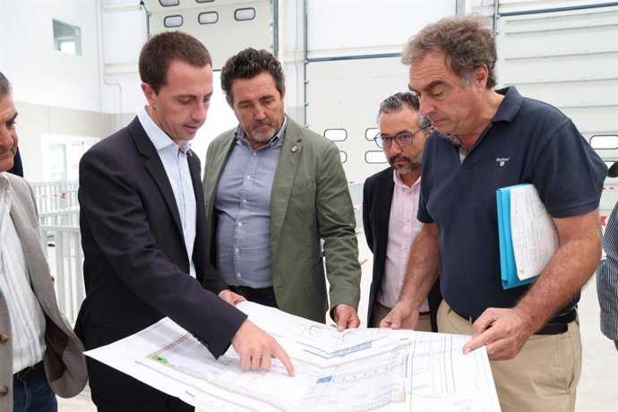 El presidente del Consell de Mallorca, Lloren Galmés, y el alcalde de Calvi, Juan Antonio Amengual, en una visita a la nueva estación de ITV que abrirá próximamente en el municipio.