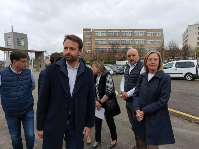 El presidente de PP asturiano, Álvaro Queipo, antes de participar en una rueda de prensa junto a la playa del Arbeyal, en Gijón, junto a otros dirigentes de su partido.