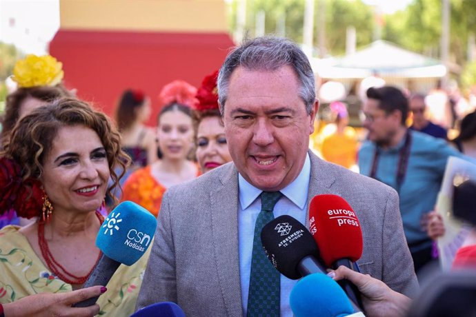 Archivo - El secretario general del PSOE de Andalucía, Juan Espadas, en una atención a medios en la Feria de Sevilla. (Foto de archivo).