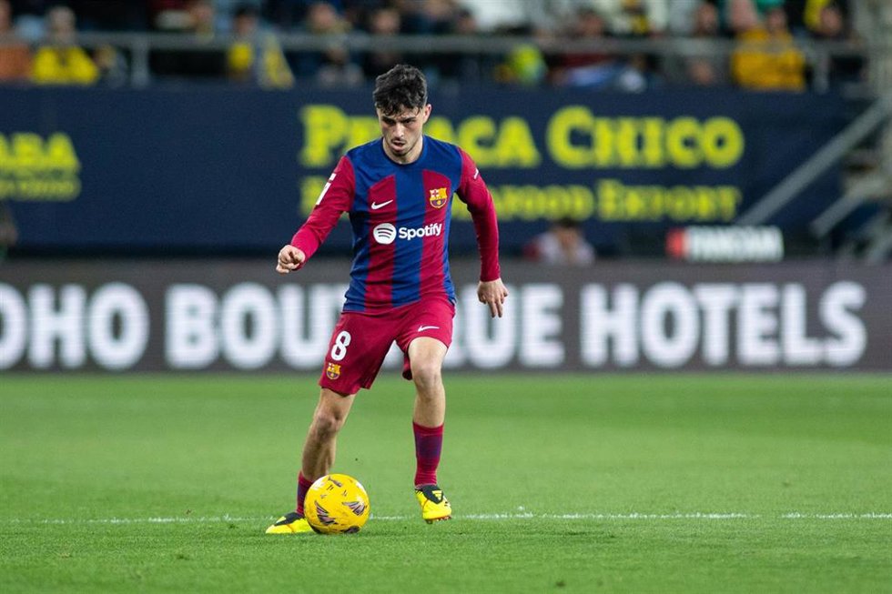 Pedri controla un balón en un partido del FC Barcelona