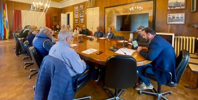 Reunión del alcalde de Mieres, Manuel Ángel Álvarez, con colectivos sociales y vecinales sobre la petición de que el primer y el último AVE diario a Madrid pare en el concejo
