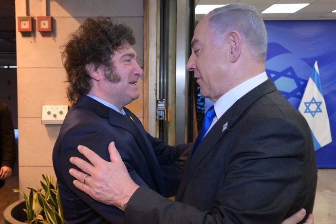 Archivo - HANDOUT - 07 February 2024, Israel, Jerusalem: Prime Minister of Israel Benjamin Netanyahu (R) receives Argentina's President Javier Milei. 