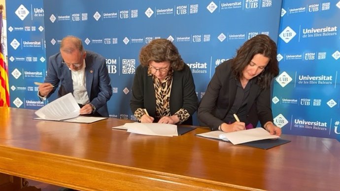 El rector de la UIB, Jaume Carot; la consellera de Familias y Asuntos Sociales, Catalina Cirer, y la directora del IbDona, Cati Salom, durante la firma del convenio.
