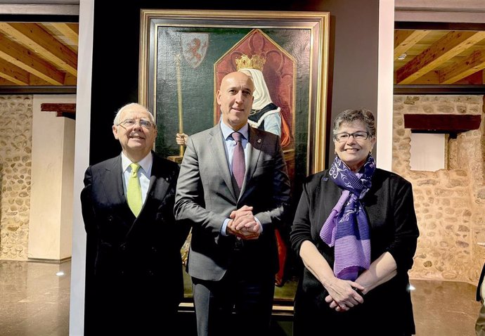El cónsul honorario de España en Washington, Luis Fernando Esteban; el alcalde de León, José Antonio Diez; y la presidenta de la Universidad de Washington, Ana Mari Caudce, durante el acto.