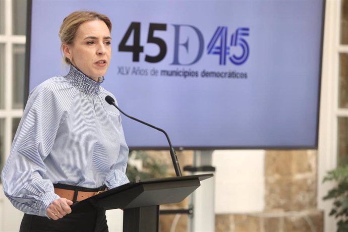 La presidenta de Diputación, Almudena Martínez, presenta el programa '45 años, 45 municipios'.