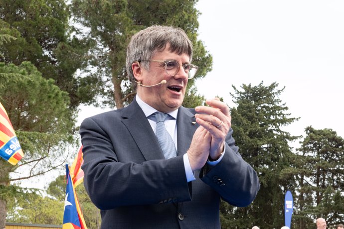 El expresidente de la Generalitat y candidato de Junts a las elecciones catalanas, Carles Puigdemont, durante un acto de Junts+, a 6 de abril de 2024, en Elna (Francia).