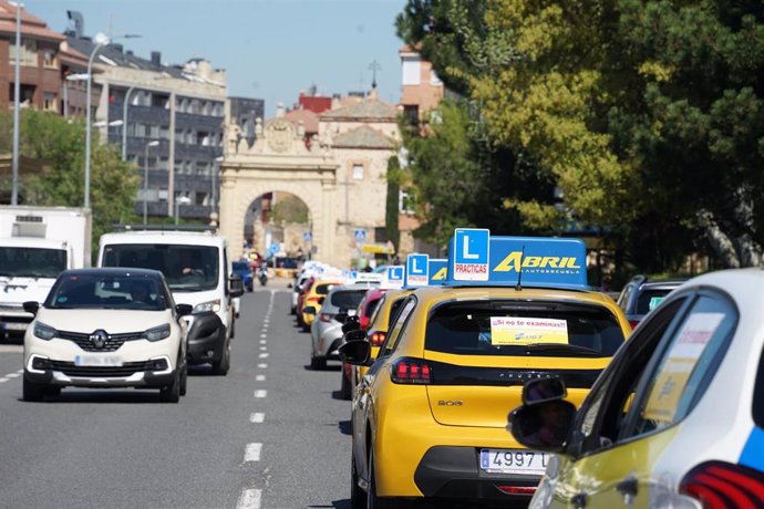 Un momento de la manifestación de coches de autoescuelas por las calles de Segovia.