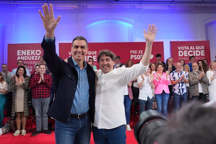 El presidente del Gobierno, Pedro Sánchez (i) y el secretario general de PSE-EE y candidato del partido a Lehendakari, Eneko Andueza (d), durante un acto de campaña del PSE-EE, en la Tabakalera, a 13 de abril de 2024, en San Sebastián