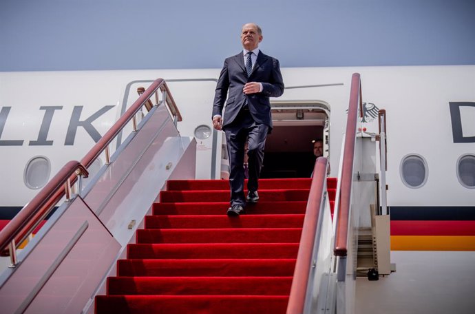 15 April 2024, China, Shanghai: German Chancellor Olaf Scholz arrives at Shanghai airport as part of a three-day trip to China. Scholz is scheduled to meet China's President Xi Jinping in Beijing at the end of the trip. Photo: Michael Kappeler/dpa