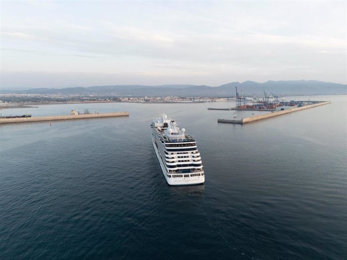 PortCastelló recibe el crucero de lujo 'Seven Seas Splendor'
