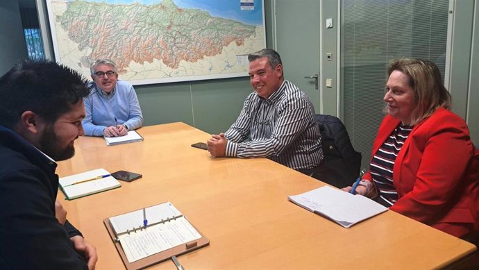 El director general de Ordenación del Territorio, Ignacion Ruiz Latierro ( en la cabecera de la mesa) durante la reunión que mantenido con los titulares de las alcaldías de los ayuntamientos de los valles del Trubia.