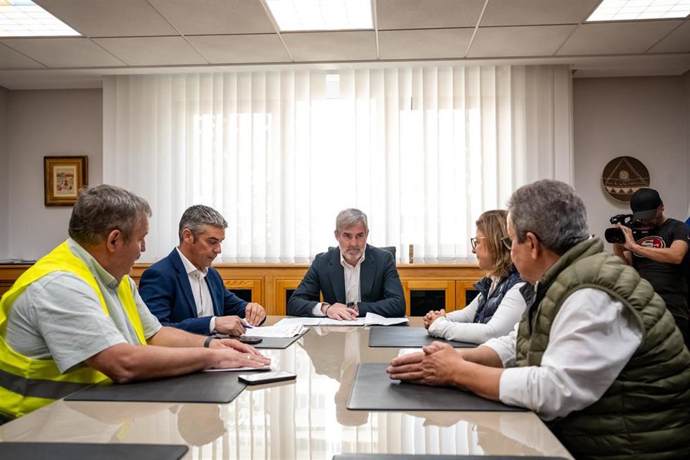 Archivo - El presidente de la Coordinadora de Organizaciones de Agricultores y Ganaderos de Canarias (COAG), Rafael Hernández (1i); el consejero de Agricultura del Gobierno de Canarias, Narvay Quintero (2i), y el presidente de Canarias, Fernando Clavijo