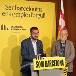 El portavoz de ERC en Barcelona, Jordi Castellana, y el portavoz adjunto, Jordi Coronas, en rueda de prensa.