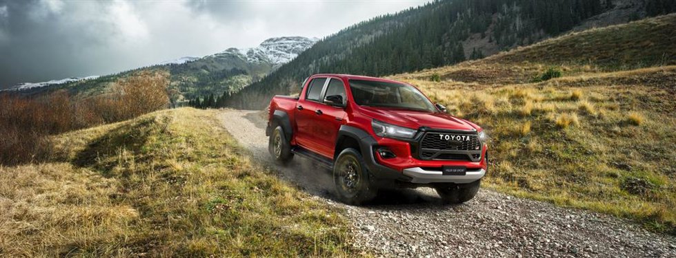 Toyota lanza la nueva gama de su 'pick-up' Hilux con dos acabados desde 38.100 euros.
