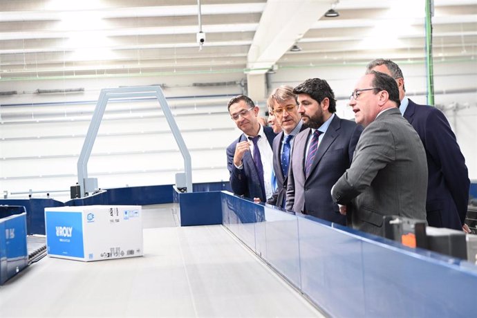 El presidente del Gobierno regional, Fernando López Miras, inaugura el nuevo centro de la empresa SEUR en Murcia