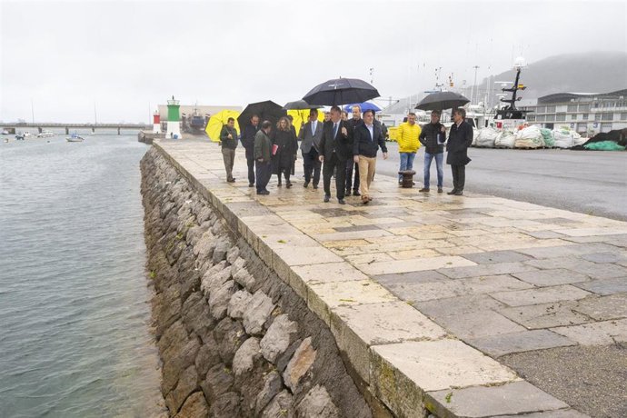 El consejero de Fomento, Roberto Media, y otras autoridades visitan la zona del Puerto de Santoña donde se construirán las dos nuevas machinas