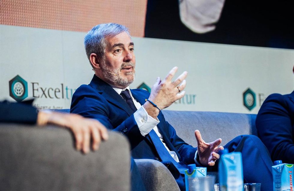 Archivo - El presidente de Canarias, Fernando Clavijo, interviene durante la inauguración del XII Foro de Liderazgo Turístico, organizado por Exceltur, en la Feria de Madrid, IFEMA, a 23 de enero de 2024, en Madrid (España).  Exceltur organiza el XII Fo