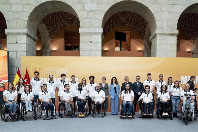 Foto de familia durante la presentación de los deportistas madrileños preseleccionados para participar en los Juegos Paralímpicos de París en la Real Casa de Correos