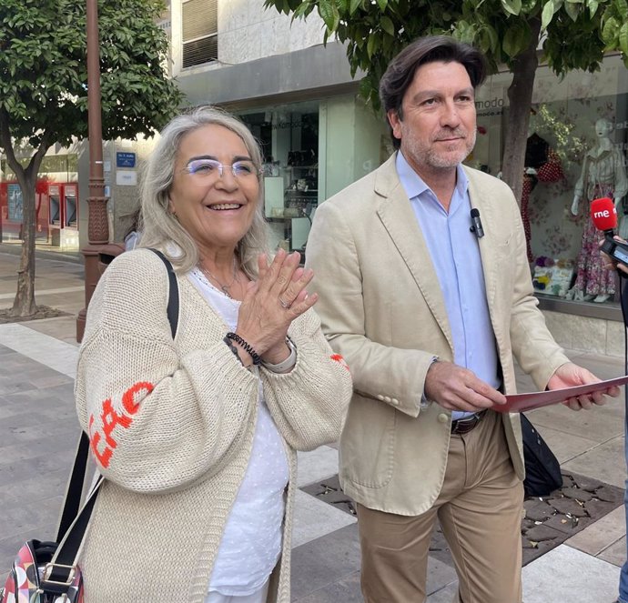 El portavoz de la Ejecutiva Provincial del PSOE de Huelva y parlamentario andaluz, Enrique Gaviño, junto a la diputada provincial socialista, Josefa Bayo, en rueda de prensa.