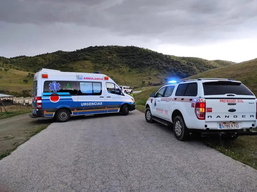 Vehículos sanitarios y de Protección Civil en la romería.