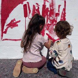 Niños participando en un taller de Muro Crítico de la Diputación de Cáceres