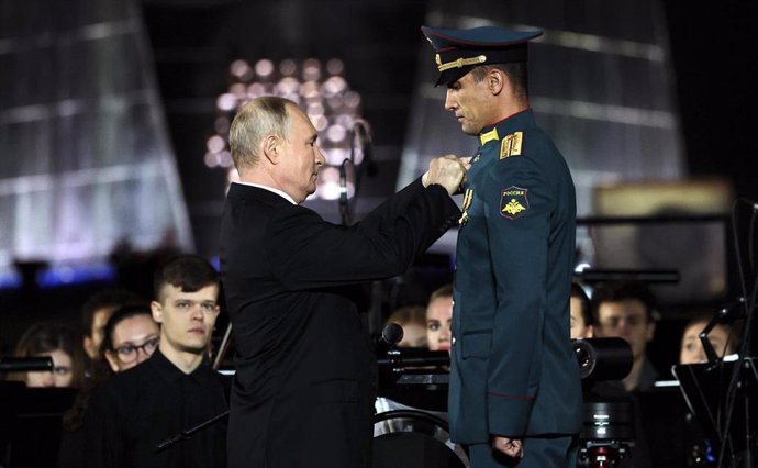 Archivo - El presidente ruso, Vladimir Putin, condecora a un alto mando militar.