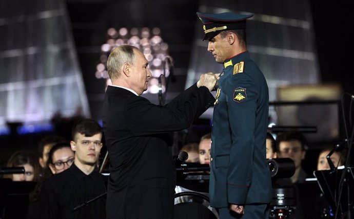 Archivo - August 23, 2023, Ponyri, Kursk Oblast, Russia: Russian President Vladimir Putin awards Hero of Russia to tank commander Rasim Baksikov during a gala event celebrating the 80th anniversary of victory in the Battle of Kursk during World War Two, A