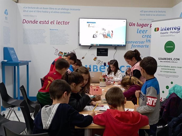 Niños durante una actividad enuna biblioteca municipal.