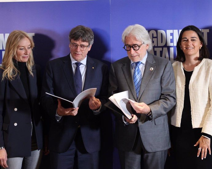 (E-D) Anna Navarro, Carles Puigdemont, Josep Sánchez Llibre i Mar Alarcón