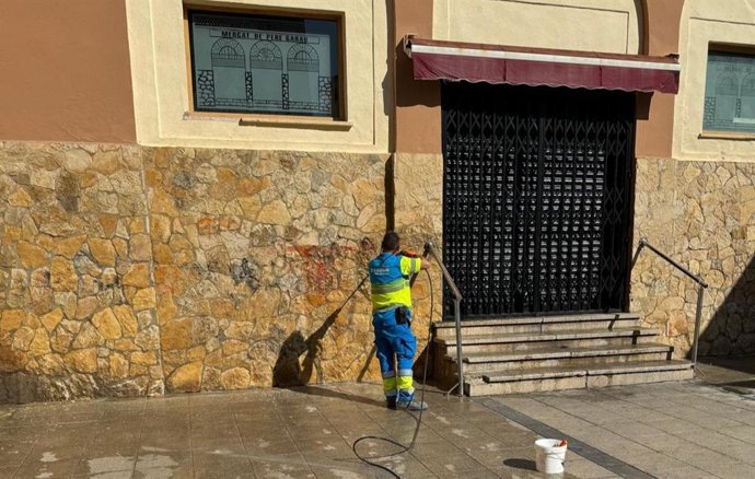 Trabajador de Emaya en el mercado de Pere Garau